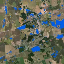 Bluespot-kartläggning i Mantorp visar riskområden vid skyfall. Mörkblå ytor markerar översvämningsrisk, ljusblå visar vattendrag och sjöar. Bild: Metrea
