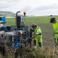 En geoteknisk borrbandvagn undersöker markförhållandena invid väg 148 i Lärbro. Foto: Trafikverket