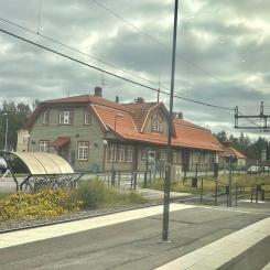 Trafikverket inleder förberedande arbeten i Bräcke för etapp 1 i april 2026. I maj, när tjälen har släppt, startar arbetet med själva anläggningen. Bräcke station 2025. Foto: Stina Wickenberg