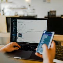 Slack-meddelande där ett team kommunicerar och samarbetar i appen via dator och mobil. Foto: Austin Distel/Unsplash
