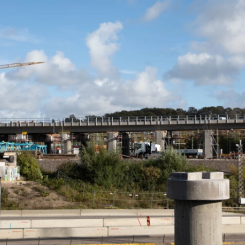 Trafikverket installerar en gjutningsform för den nya bron vid Olskroksmotet. Foto: Trafikverket