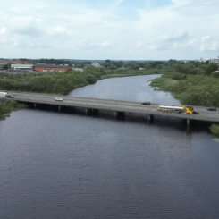 Trafikverket ska byta ut broarna och samtidigt klimatanpassa konstruktionsutformningen utifrån framtida vattenflöden i Helge å. Foto: Trafikverket