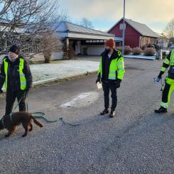 Susanne Kihl med läcksökshunden Bruno tillsammans med Tobias Söderholtz och Daniel Karlsson från Askersunds kommuns VA-enhet. Foto: Askersunds kommun