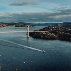 Brotornen till Nya Sotrabron nådde officiellt sin fulla höjd sent i går, den 3 december. Bilden är från i dag, och som man kan se reser sig de två tornen 145 meter över inseglingen till Bergen.
Foto: Bjarte Ågotnes Olsen / Statens vegvesen