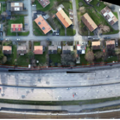 Tusentals fordon kör förbi på E20-motorvägen varje dygn. Många som bor i Bagaregården störs av bullret och nu ska Trafikverket bygga en bullerskyddsskärm. Foto: Trafikverket
