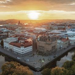 Drönarfoto från trädgårdsföreningen mot bastionsplatsen i solnedgång med karlatornet i kanten. Foto: Fotograf: Markus Esselmark/Business Region Göteborg