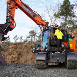 Tekniknämndens ordförande Monica Neptun rattade den eldrivna grävmaskinen. Foto: ByggDialog