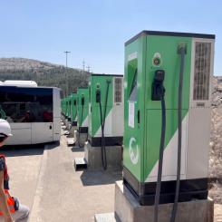 MOBILEcharge är enligt tillverkaren ett laddningshanteringssystem som inte bara övervakar och reglerar laddningen av elbussar utan också integrerar olika gränssnitt för att underlätta kommunikation med depåhantering och andra relevanta system. Detta möjliggör bättre hantering av elbussflottan, optimering av driften och kostnadsbesparingar.Foto: Optibus/ sustainable-bus.com