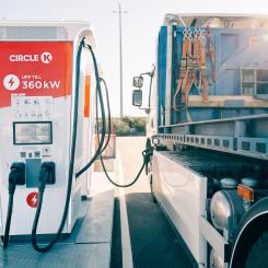Med de nya laddplatserna för tung trafik täcks fler strategiskt viktiga rutter genom Sverige. Foto: Circle K
