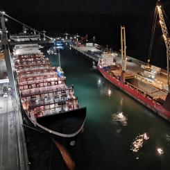 Dettifoss, ett av Eimskips containerfartyg under kran 19 i Västhamnen i Helsingborg. När hamnens nya landströmsanläggning tas i drift kan fartyg som detta försörjas med el direkt från land under sin kajvistelse. Foto: Actemium