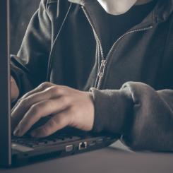 Tillgång till dessa konton ger angripare flera möjligheter att tjäna pengar, till exempel via utpressning, ärekränkning eller kanske främst genom att driva falska annonser med hjälp av de angripna organisationernas pengar/krediter. Foto: bermix studio/unsplash
