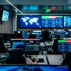 Samhällskritiska branscher befinner sig i en kapprustning mot cyberhot, visar DNVs Cyber-rapport.  Foto: DNV