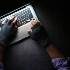 Gazmend Huskaj beskriver i sin avhandling hur Sverige kan stå starkare i cyberattacker. Foto: towfiqu barbhuiya/unsplash