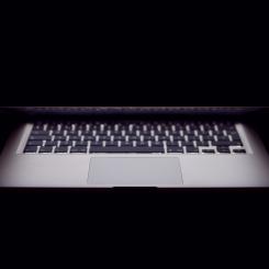 Cyberkriminella utnyttjar AI för att massproducera riktade nätfiskemejl, skapa trovärdiga deepfakes och effektivisera rekognosering. Foto:  thom/unsplash