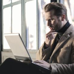 84% av svenska VD:arna anser att man är väl förberedd på en cyberattack. 48% har tilltro till att organisationens säkerhet kan hålla jämna steg med AI-utvecklingen. 44% tror att deras organisation kan få tillgång till lämplig cybersäkerhetstalang och lösningar för att försvara sig mot AI-hot. 64% kommer investera för att säkra organisationens skydd mot AI-hot.oto: bruce mars/unsplash
