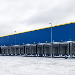 Byggnaden värms upp med hjälp av ett geoenergisystem, och på taket har en solcellsanläggning installerats som bidrar med förnybar energi till verksamheten. Foto: Dachser Finland