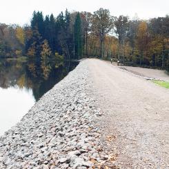 Dammsäkerheten höjs genom nytt erosionsskydd och stödbankar. Foto Svevia