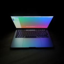 Svenska finansinstitut riskerar att utsätta kunder för email-bedrägerier på grund av otillräckligt e-postskydd. Foto: derick david/unsplash