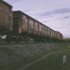 Banavgifterna på järnvägen har ökat kraftigt, med omkring 600 procent på 15 år och ytterligare cirka 40 procent under det senaste året, trots att omfattningen av godstrafiken i stort sett varit oförändrad och därmed inte kan förklara avgiftshöjningarna genom ökat slitage. Foto: alexander fastovets / unsplash