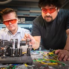 Doktoranderna Joakim Argillander och Alvaro Alarcón i labbet där det varit med och utvecklat en ny typ av slumpgenerator. Fotograf: Magnus Johansson