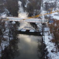 Den 127 meter långa bron, med en vikt på 218 ton, är nu på plats – en teknisk milstolpe för Ullevileden Foto: Linköping kommun