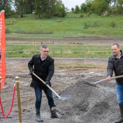Första spadtaget för Djulö våtmark. Foto: Katrineholm kommun