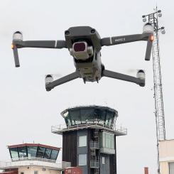 En drönare som lyfter från Örnsköldsvik Airport. Foto: SLICE.