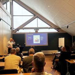 Svenska och norska aktörer från näringsliv, kommuner, regioner och politik deltog i en heldagsworkshop för att analysera hur elflyg och drönare påverkar transportsystemet. Foto: SITE Destination