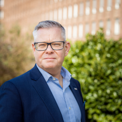 "Vi har växlat upp investeringstakten. Målet är kortare anslutningstider, ännu högre leveranssäkerhet och ett elnät som möter kundernas behov, nu såväl som i framtiden," säger Peter Hjalmar, regionchef på E.ON.
Foto: Christian Andersson, Apelöga
