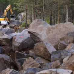 Kontraktet är en totalentreprenad och omfattar projektering, anläggning av en helt ny väg genom obruten terräng, samt en 50 meter lång bro. Foto: Svevia