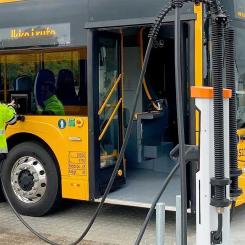 En buss kan köra runt 200–300 kilometer på en laddning och väldigt få bussrutter kräver laddning ute i stadstrafik numera. Foto: Vattenfall