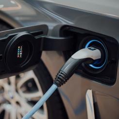 Sverige stärker utbyggnaden av ladd- och vätgasstationer med nya satsningar Foto: chuttersnap unsplash