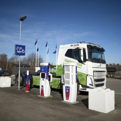 Ellastbil vid laddstation. Foto: okq8