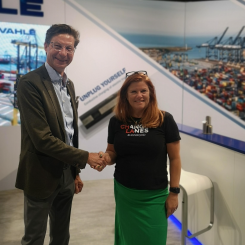 Achim Dries VD för VAHLE och Karin Ebbinghaus VD för Elonroad. Foto: Elonroad