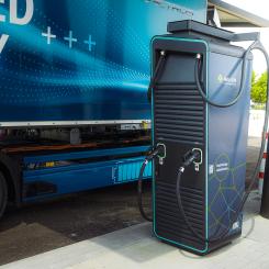 Utbyggnaden av laddinfrastruktur för tunga transporter går in i en ny fas. När publik laddning längs större vägar har kommit längre riktas stödet även mot verksamhetsnära laddning, hamnar och fler transporttyper. Foto: Netze BW/Unsplash