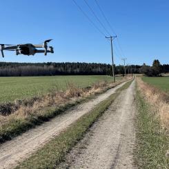 E.ONs 24 000 kilometer långa högspänningsnät ska framledes besiktas av drönare istället för helikoptrar. Tester visar att drönare minskar antalet strömavbrott samtidigt som flygningarna spar på miljö och djurliv. Foto: Lena Berglund, E.ON