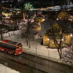 På bilden passerar en SL-buss vid Järnvägsparken och stationsområdet i Väsby. Foto: Ann-Sofie Crona, Upplands Väsby kommun
