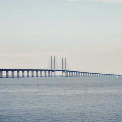 Rapporten lyfter vikten av att integrera turismfrågor i samhällsplaneringen och att se besöksnäringen som en strategisk del av regional utveckling. Behovet av långsiktiga investeringar i järnvägskapacitet och samordning över Öresund understryks. Foto: Simon Larsen