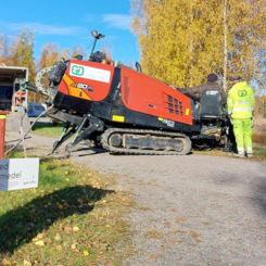 Ett sätt att ta sig förbi fysiska hinder vid fiberdragning är att borra sig under eller igenom hindret. Foto: Open Infra