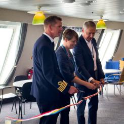 Från vänster: Jesper Axelsson, M/S Finnfellows befälhavare, Katrin Stjernfeldt Jammeh, Kommunstyrelsens ordförande i Malmö stad, Tom Pippingsköld, Finnlines VD. Foto: Finnlines Plc.