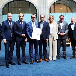 Infrastrukturminister Andreas Carlsson tar emot en "Handlingsplan för framtidens flyg" av Norwegians koncernchef Geir Karlsen samt VD:ar för Swedavia, Transportföretagen, BRA, SAS, Svenska Regionala Flygplatser (SRF) och Aviation Capacity Resources. Foto: Norwegian