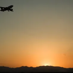 På uppdrag av Swedavia ska Svevia genomföra VA-arbeten vid Arlanda flygplats. Flygbild:  Brorsson/Wikimedia Commins/https://commons.wikimedia.org/wiki/File:Arlanda_1_Publish.jpg