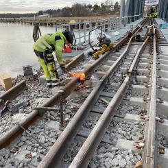 Slagg tas bort innan arbeten med att slipa spåren startar. Foto: Håkan Gustafsson, Trafikverket