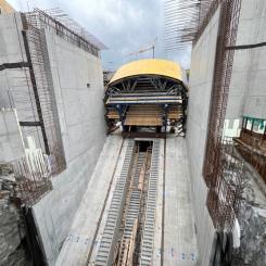 Den gula formvagnen är på väg att skjutas ner till botten av rulltrappsschaktet. Gjutningarna görs sedan nerifrån och upp. Foto: Region Stockholm