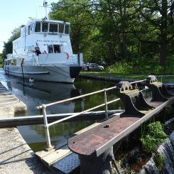 Hjälmare kanal vid Hällby slussar. Foto: Holger.Ellgaard/Wikimedia Commons/https://commons.wikimedia.org/wiki/File:Hj%C3%A4lmare_kanal,_juli_2019f.jpg