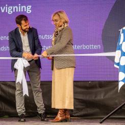 Landshövdingen, Helene Hellmark Knutsson, för Västerbotten invigde det nya vattenverket tillsammans med Vakins vd Robert Hansson. Foto: Vakin