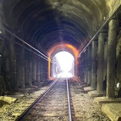 En viktig anledning till att tunneln behöver byggas om är att den inte längre uppfyller moderna krav på fri höjd och bredd. Foto: Trafikledsverket (Väylävirasto).