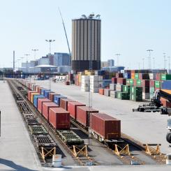 Den cylinderformade gul-bruna byggnaden försvinner snart från hamnsiluetten då den uttjänta ackumulatortanken demonteras under sommaren. Foto: Helsingborgs hamn