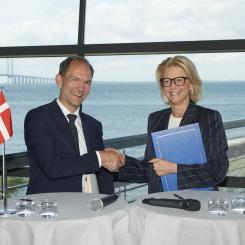 Jeppe Bruus, Danmarks skatteminister och Elisabeth Svantesson, Sveriges finansminister, undertecknar Öresundsavtalet. Foto: Greater Copenhagen