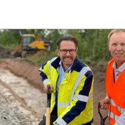 Sebastian Cabander från Karlskoga Energi & Miljö och Peter Lilja från Degerfors Energi vid grävstart på Industrigatan i Degerfors. Foto: Karlskoga Energi & Miljö